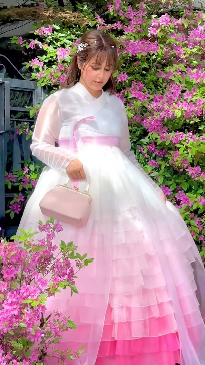 On May 14, Hina was appointed as the Honorary Brand Ambassador for Korea Tourism.