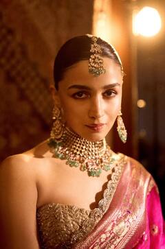 साड़ी में लगना चाहती हैं ग्लैमरस, तो बॉलीवुड की इन एक्ट्रेसेस के ऑफ शोल्डर ब्लाउज कलेक्शन से लें इंस्पिरेशन