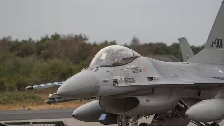 જીનીવા કન્વેન્શન એ આંતરરાષ્ટ્રીય માનવતાવાદી કાયદાની સંધિઓનો સમૂહ છે જે યુદ્ધ દરમિયાન સૈનિકો અને નાગરિકો સાથેના વર્તનને નિયંત્રિત કરે છે.