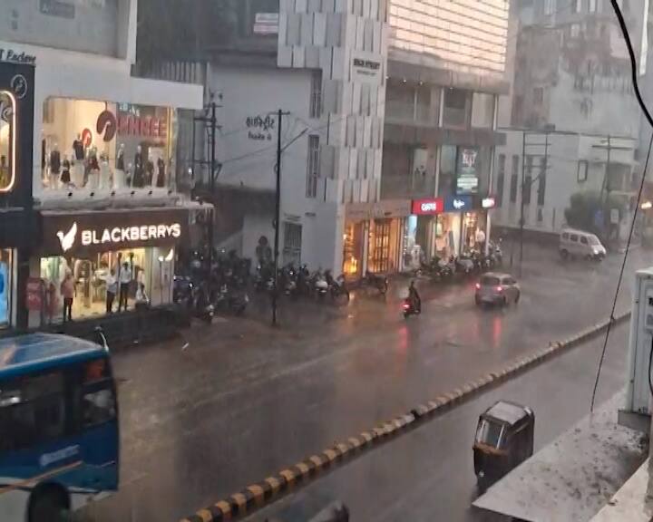 આ કમોસમી વરસાદથી ઉનાળુ પાક લેવાઈ રહ્યા હોવાથી ખેડૂતોમાં ભારે ચિંતા છવાઈ છે, તેમને ઉભા પાકને નુકસાન થવાનો ડર સતાવી રહ્યો છે.