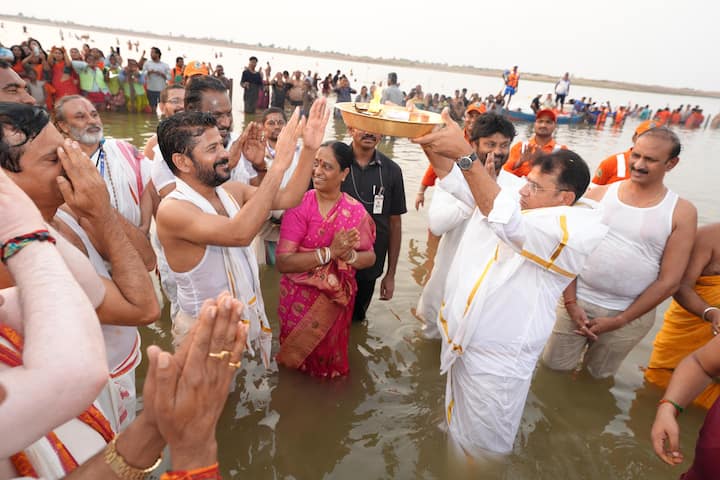 పుష్కర స్నానానికి ముందు ముఖ్యమంత్రి రేవంత్ రెడ్డి జ్ఞాన సరస్వతి విగ్రహాన్ని ఆవిష్కరించి ప్రత్యేక పూజలు చేశారు.