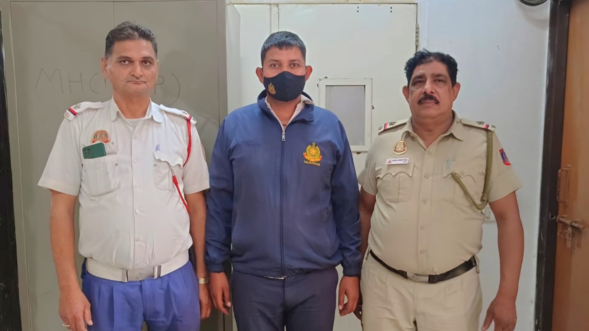 दिल्ली के भजनपुरा यू-टर्न के पास चालान के नाम पर कर रहा था वसूली, फर्जी ट्रैफिक पुलिस गिरफ्तार
