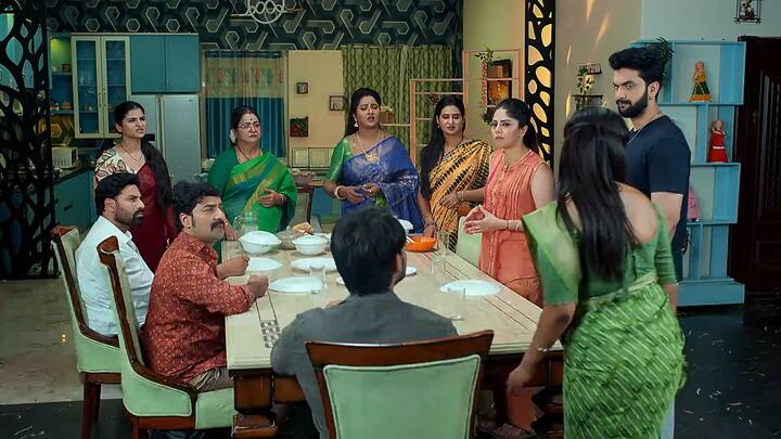 ఇంట్లోంచి రాజ్ ని పంపించేసి వెనక్కు వచ్చిన కావ్య..ఇంట్లో అందరిపై ఫైర్ అవుతుంది. గతం గుర్తుచేసే ప్రయత్నం చేస్తే తన ప్రాణాలకే ప్రమాదం కదా అని హెచ్చరిస్తుంది. వాడికి ఎలాంటి సమస్యా రాకుండా నీకు దగ్గర చేస్తున్నాం అంటుంది అపర్ణ. ఇది నాకు నచ్చలేదని వెళ్లిపోతుంది కావ్య.