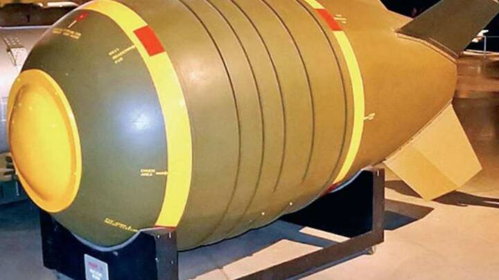 इसके बाद अमेरिका का नंबर है. अमेरिका के पास 9650 किलोमीटर से लेकर 13000 किलोमीटर की दूरी तक वार करने वाले परमाणु बम हैं.