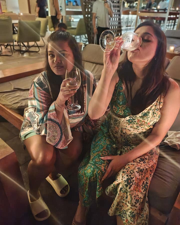 రష్మీ గౌతమ్ బర్త్ డే ఫోటోలు చూస్తే... కొన్ని ఫోటోలలో ఆవిడ గ్లాస్ పట్టుకుని కనిపించారు. స్నేహితులతో కలిసి జాలిగా ఎంజాయ్ చేశారు. (Image Courtesy: Rashmigautam / Instagram)