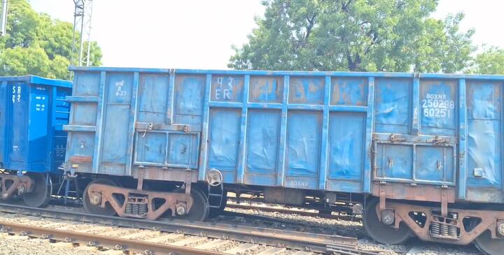 मालगाडीचे अनेक डबे रुळावरून घसरून पडले आहे.