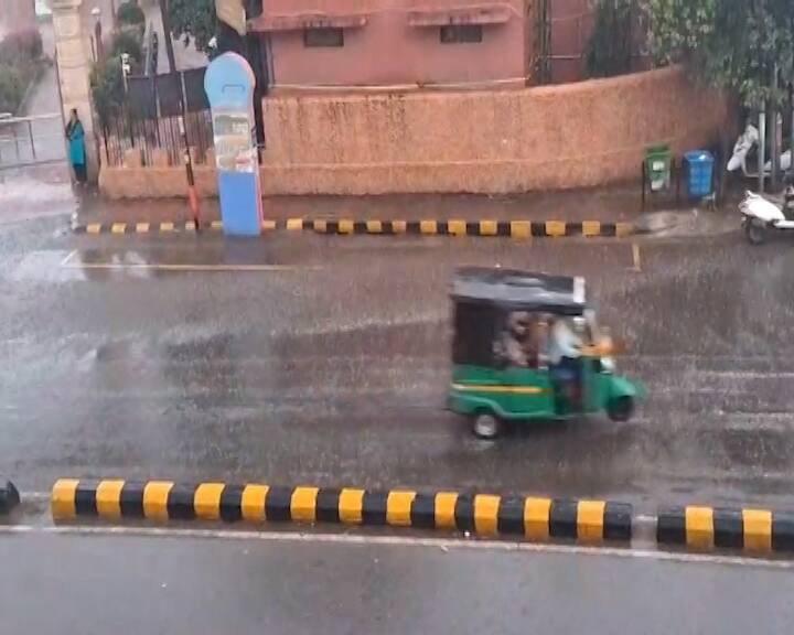 રાજકોટ જિલ્લાના ગોંડલ તાલુકાના રીબડા, રીબ દાળિયા, વાડધરી, મેંગણી સહિતના ગ્રામ્ય વિસ્તારોમાં ગુરુવારે બપોર બાદ કમોસમી વરસાદ વરસ્યો હતો. વાડધરી અને મેંગણી ગામમાં ખેતરોમાં પાણી ભરાયા હોવાના અહેવાલ છે.