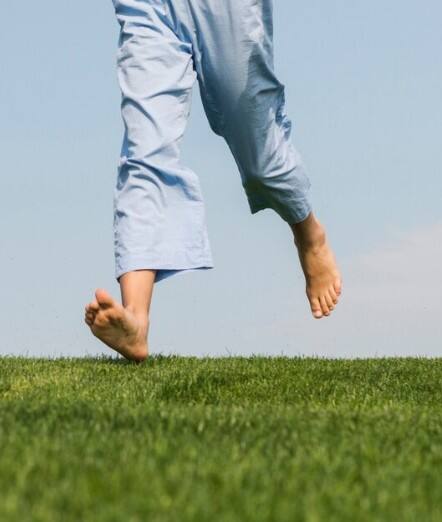 గడ్డి మీద చెప్పులు లేకుండా నడిస్తే కలిగే ప్రయోజనాలివే