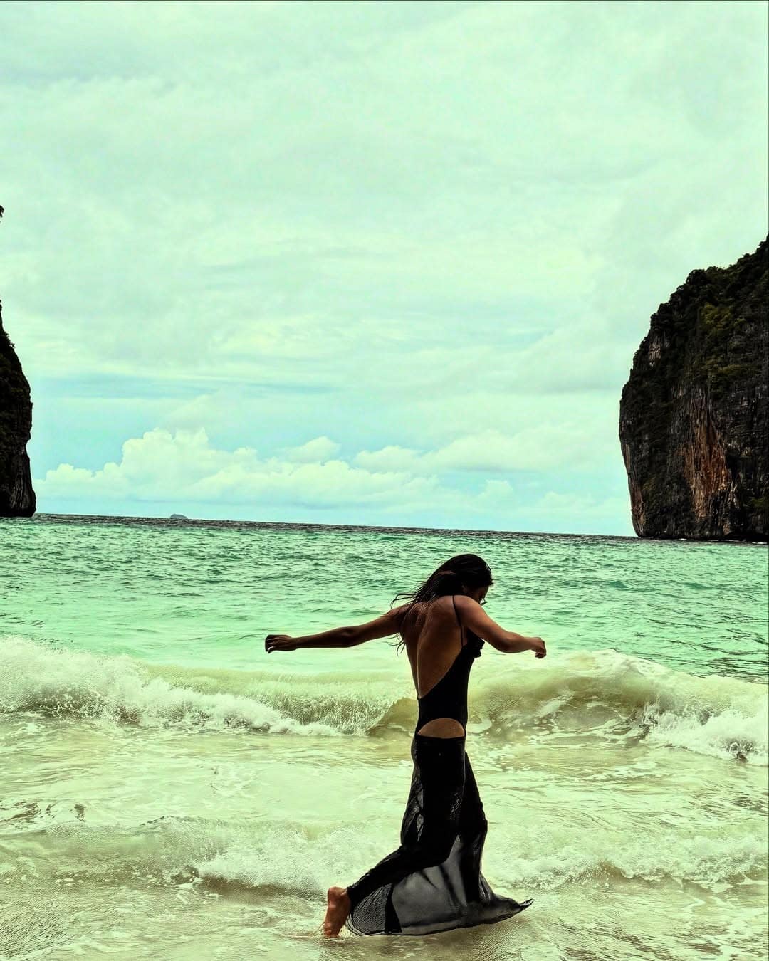 Nia Sharma Pics: ब्लैक मोनोकिनी पहन समुद्र की लहरों से खेलती दिखीं निया शर्मा, तस्वीरों ने बढ़ाया इंटरने का पारा