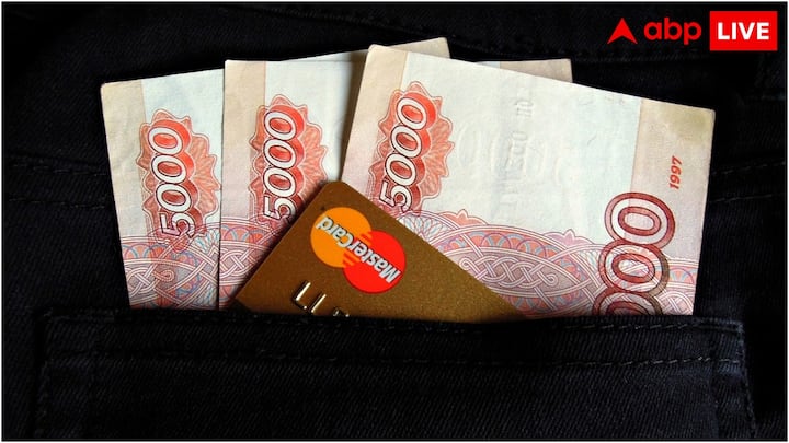 आपकी सैलरी की गणना में छुट्टी वाले दिन भी गिने जाते हैं. यानी एक महीने में चार या पांच रविवार और इसके अलावा आपके और वीक ऑफ की गणना भी सैलरी में होती है. कंपनी इसके पैसे नहीं काटती है.