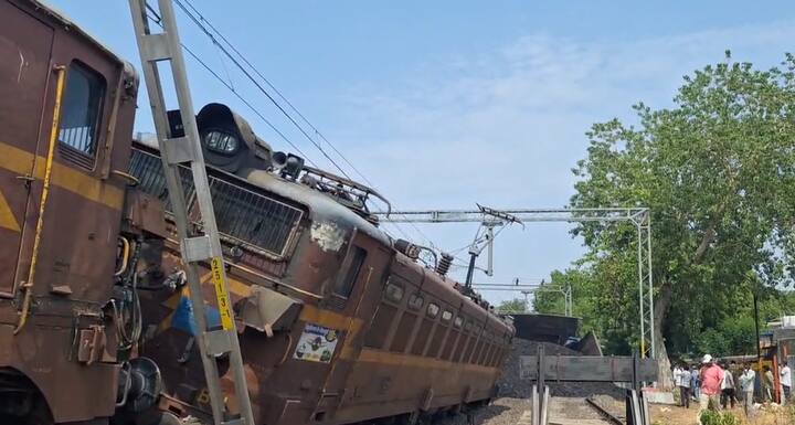 रेल्वेच्या अपघाताचे कारण अद्याप अस्पष्ट आहे.