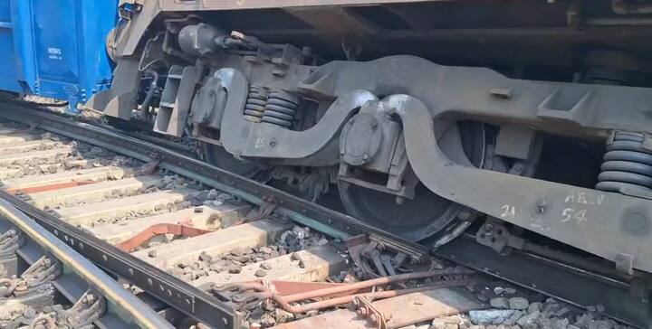 अमळनेर रेल्वे स्थानकाजवळ मालगाडी रेल्वे रुळावरून घसरल्याची घटना घडली आहे.