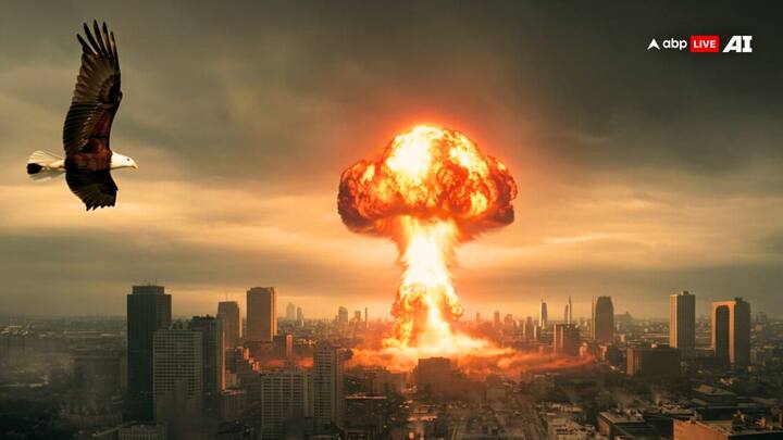 Nuclear Bomb In World: परमाणु बम का जिक्र इधर काफी बार सुना जा रहा है. चलिए जानें कि दुनिया में कितने परमाणु बम हैं और अगर ये फटे तो दुनिया कितनी बार तबाह हो सकती है.