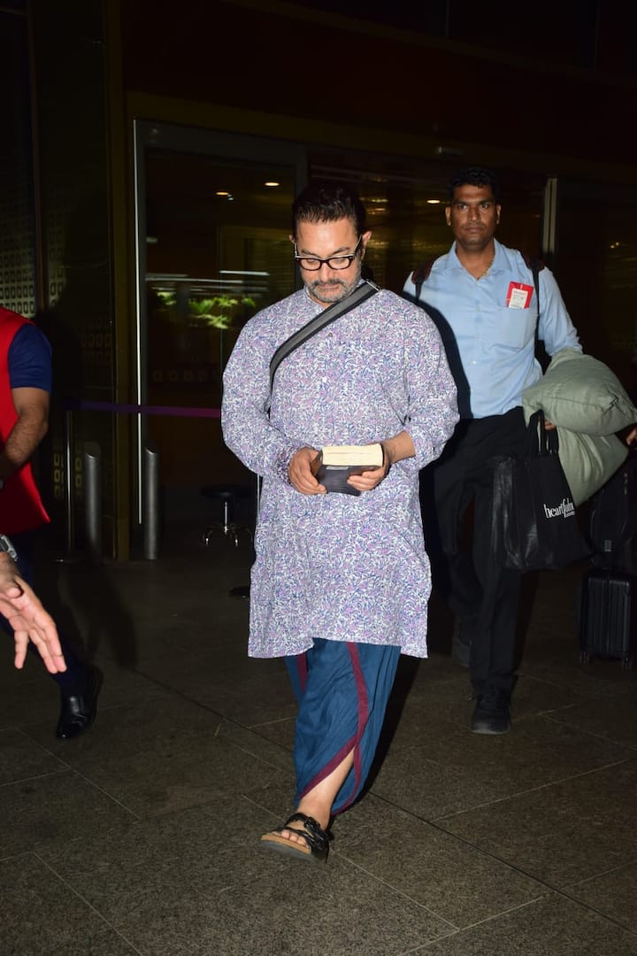 During this, a book was also seen in Aamir Khan's hand.