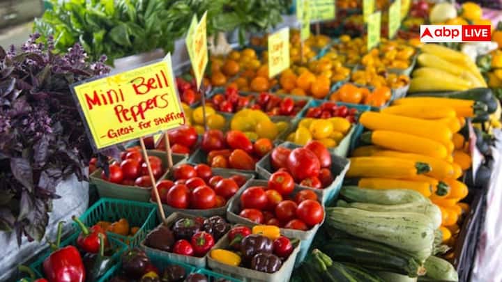 आजादपुर मंडी- भारत की राजधानी दिल्ली में आपको एशिया की सबसे बड़ी सब्जी मंडी देखने को मिलती है. आजादपुर मंडी में देशभर से व्यापारी अपने सामान को बेचने आते हैं. आपको इस  मंडी में हर तरह की सब्जी मिल जाएगी.