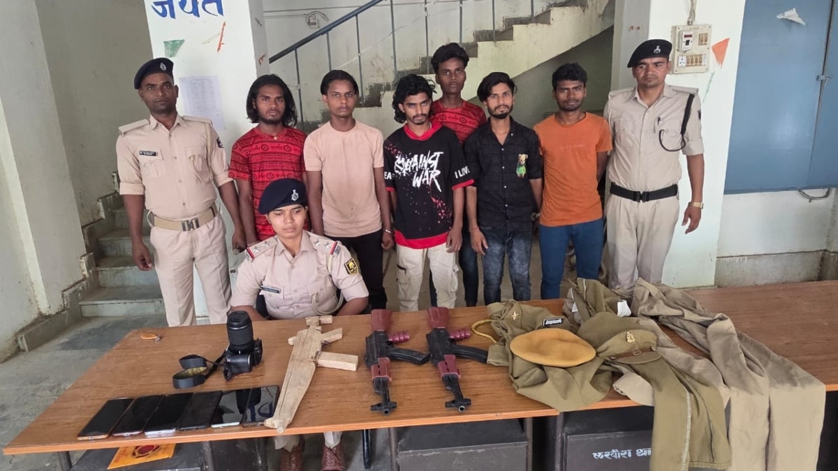 यूट्यूब से पैसा कमाने की चाहत में 6 युवक पहुंच गए जेल, नकली वर्दी और प्लास्टिक के हथियार जब्त