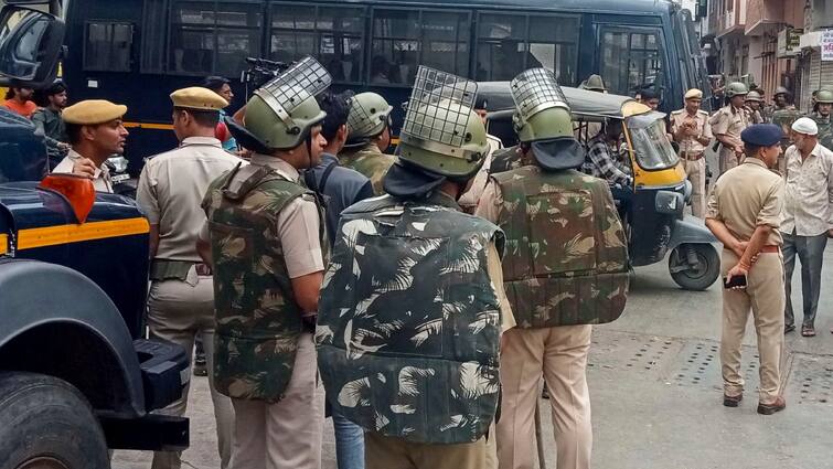 Udaipur Clash between two Group fierce sword fight and arson Police force Deployed ann Udaipur Clash: उदयपुर में दो गुटों में झड़प, जमकर हुई तलवारबाजी और आगजनी, पूरा शहर छावनी में तब्दील