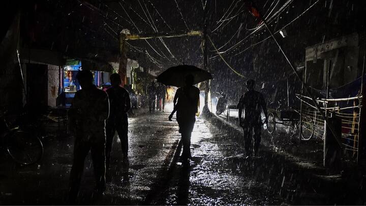 শুক্র ও শনিবার পার্বত্য এলাকা দার্জিলিং কালিম্পং এর সঙ্গে উত্তর দিনাজপুরে ভারী বৃষ্টির আশঙ্কা। দার্জিলিং থেকে মালদা পর্যন্ত সব জেলাতেই শনিবার পর্যন্ত বজ্রবিদ্যুৎ সহ হালকা মাঝারি বৃষ্টি। কোথাও বিক্ষিপ্তভাবে ভারী বৃষ্টির সঙ্গে ৩০ থেকে ৪০ কিলোমিটার গতিবেগের দমকা ঝড়ো বাতাস।