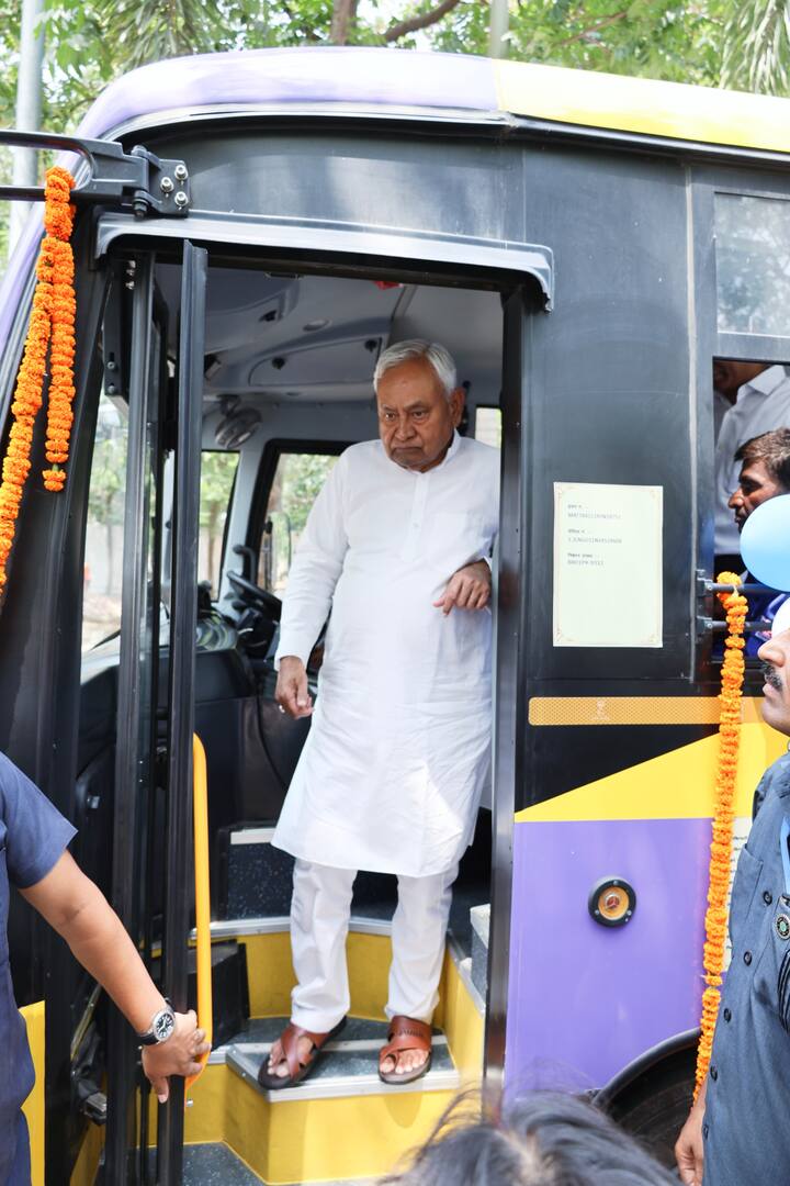 पहले चरण में ये बसें राज्य के कुल 6 शहरों में चलेंगी. 20 बसों में पटना के लिए 8, मुजफ्फरपुर के लिए 4, दरभंगा के लिए 2, पूर्णिया के लिए 2, भागलपुर के लिए 2 और गया के लिए 2 बसें हैं.