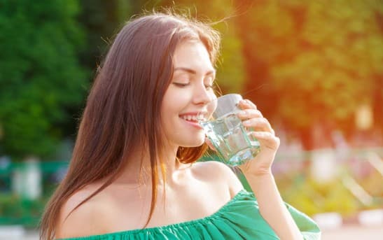 भूख और पाचन सुधारें: सौंफ डाइजेस्टिव एंजाइम्स को एक्टिवेट करती है और मिश्री माइल्ड स्वीटनर की तरह काम करती है.इसे लेने से ब्लोटिंग में कमी आती है.