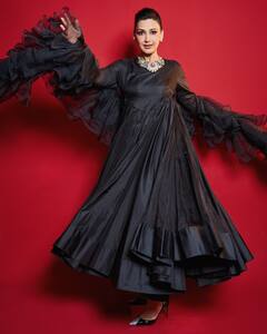 Sonali Bendre : 90 च्या दशकातील मुलांची क्रश…, सोनाली ब्रेंद्रेच्या ग्लॅमरस लूकने वेधल्या चाहत्यांच्या नजरा!