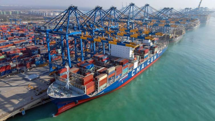 Pakistani national part of Iraqi vessel crew India denied entry at Karnataka Karwar port Pak banned पाकिस्तानी को लेकर भारत के पोर्ट पर आया इराकी जहाज, भारत ने लिया सख्त एक्शन