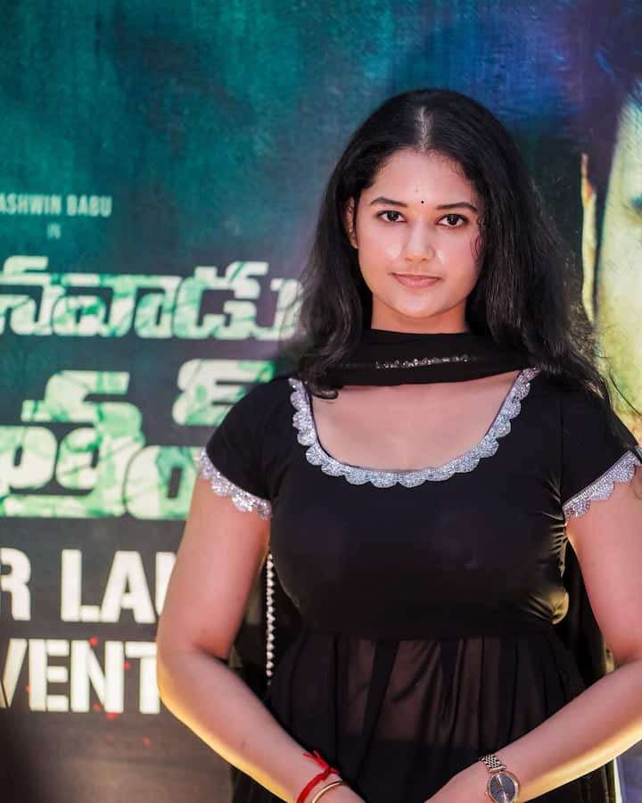 Ramya Moksha At Vachinavadu Goutham Teaser Launch: అశ్విన్ బాబు హీరోగా నటించిన కొత్త సినిమా 'వచ్చినవాడు గౌతమ్'. ఇందులో రియా సుమన్ హీరోయిన్. ఈ సినిమా టీజర్ విడుదల కార్యక్రమంలో ఆవిడ సందడి చేశారు. ఆవిడతో పాటు రమ్య మోక్ష కంచర్ల కూడా వేదికపై ఉండటం వైరల్ అవుతోంది‌. (Image Courtesy: ramyagopalkancharla / Instagram)