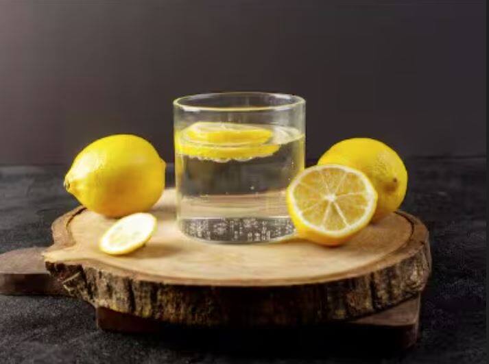 ਨਿੰਬੂ ਵਿੱਚ ਮੌਜੂਦ ਵਿਟਾਮਿਨ ਸੀ ਘੁਲਣਸ਼ੀਲ ਯੂਰਿਕ ਐਸਿਡ ਵਿੱਚ ਮਦਦ ਕਰਦਾ ਹੈ। ਇਹ ਸਰੀਰ ਦੇ pH ਮੁੱਲ ਨੂੰ ਸੰਤੁਲਿਤ ਕਰਦਾ ਹੈ ਅਤੇ ਇੱਕ ਕੁਦਰਤੀ ਡੀਟੌਕਸ ਏਜੰਟ ਵਜੋਂ ਕੰਮ ਕਰਦਾ ਹੈ।