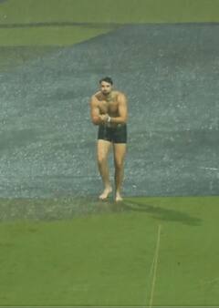 Tim David News : पाऊस सुरु होताच आरसीबीचा खेळाडू उघडा बाहेर पडला, भर मैदानात एकट्याच उड्या मारत फिरला अन्...