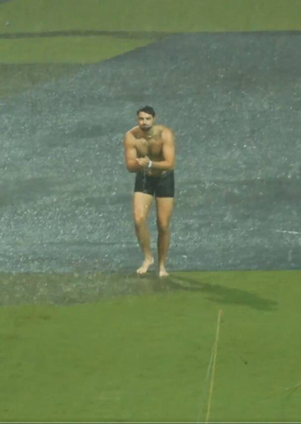 त्यामुळे आरसीबीचे सर्व खेळाडू मैदानाबाहेर गेले.