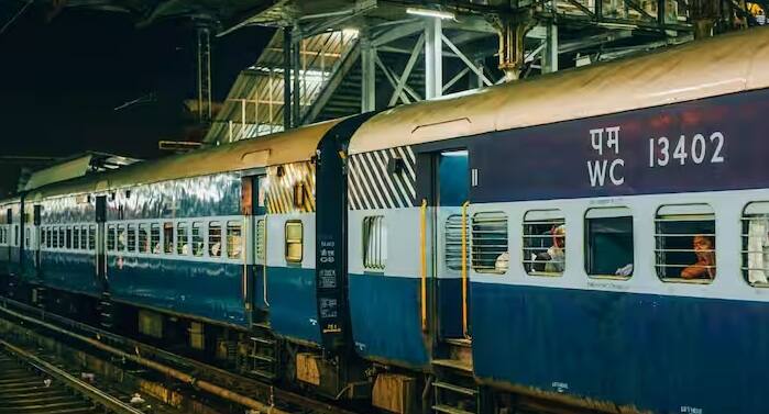 Luggage Rules In Train: ભારતીય ટ્રેનોમાં મુસાફરી કરતા લોકો જરૂરિયાત કરતાં વધુ સામાન વહન કરે છે. પરંતુ શું તમે જાણો છો કે વધારાના સામાન માટે તમારે દંડ ભરવો પડી શકે છે. ટ્રેન ઘણા લોકો માટે જીવનરેખા તરીકે પણ કામ કરે છે. તે દેશના લાખો લોકોને એક જગ્યાએથી બીજી જગ્યાએ લઈ જાય છે. ટ્રેનમાં તમામ પ્રકારના કોચ હોય છે. સામાન્ય રીતે એવું જોવા મળે છે કે લોકો મર્યાદા કરતાં વધુ સામાન સાથે ટ્રેનમાં મુસાફરી કરે છે, પરંતુ શું તમે જાણો છો કે ટ્રેનમાં સામાન લઈ જવાના કેટલાક નિયમો છે. આ નિયમોનું પાલન ન કરનારા મુસાફરો સામે રેલવે પણ કાર્યવાહી કરે છે.