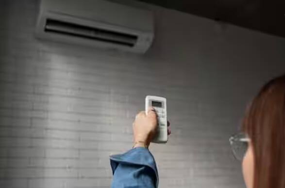 ઉનાળાની ઋતુ આવતાની સાથે જ દરેક ઘર, ઓફિસ અને દુકાનમાં એર કંડિશનર (એસી)નો ઉપયોગ વધી જાય છે. કાળઝાળ ગરમીથી રાહત મેળવવા માટે એસી સૌથી સરળ અને અસરકારક રીત બની ગઈ છે. પરંતુ શું તમે જાણો છો કે આ ખૂબ જ રાહત આપતું મશીન ક્યારેક ખતરનાક અકસ્માતોનું કારણ બની શકે છે? દર વર્ષે દેશના વિવિધ ભાગોમાંથી એસી બ્લાસ્ટના અહેવાલો આવે છે. તાજેતરમાં હૈદરાબાદ, દિલ્હી અને મેરઠ જેવા શહેરોમાં આવી ઘટનાઓ નોંધાઈ છે.