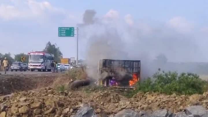 अपघाताच्या घटनेनं जमाव संतप्त झाला होता. त्यामुळे, कंटेनर पलटी झाल्यानंतर लोखंडी सावरगावजवळ संतप्त जमावाने कंटेनर पेटवला