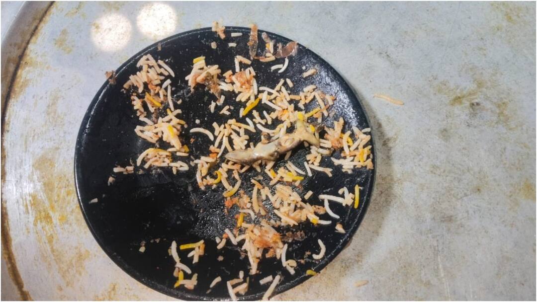 Lizard in chicken biryani customer files complaint gainst restaurant owner Viral News: చికెన్ బిర్యానీలో బల్లి ప్రత్యక్షం, ఇదేంటని ప్రశ్నిస్తే ఫ్రై అయిందన్న రెస్టారెంట్ ఓనర్