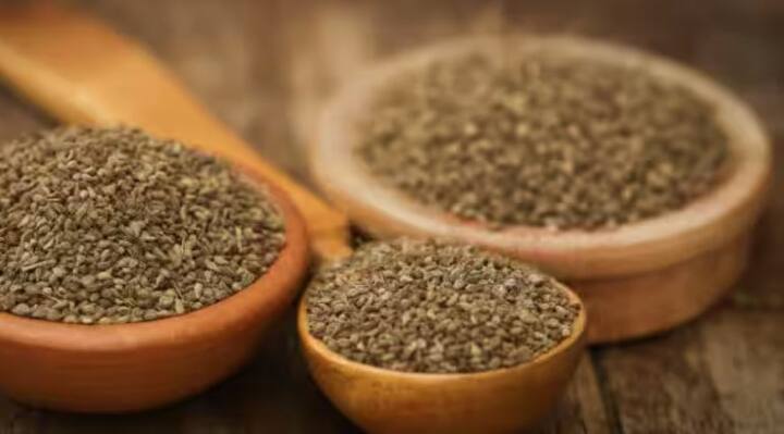 ਅਜਵਾਇਣ ਵਿੱਚ ਸਾੜ ਵਿਰੋਧੀ ਗੁਣ ਹੁੰਦੇ ਹਨ, ਜੋ ਜੋੜਾਂ ਤੋਂ ਯੂਰਿਕ ਐਸਿਡ ਨੂੰ ਹਟਾਉਣ ਵਿੱਚ ਮਦਦ ਕਰਦੇ ਹਨ। ਹਰ ਰੋਜ਼ ਸਵੇਰੇ ਇੱਕ ਗਲਾਸ ਕੋਸੇ ਅਜਵਾਇਣ ਦਾ ਪਾਣੀ ਪੀਣ ਨਾਲ ਜੋੜਾਂ ਦੇ ਦਰਦ ਵਿੱਚ ਕਮੀ ਆਉਂਦੀ ਹੈ ਅਤੇ ਸੋਜ ਤੋਂ ਰਾਹਤ ਮਿਲਦੀ ਹੈ।