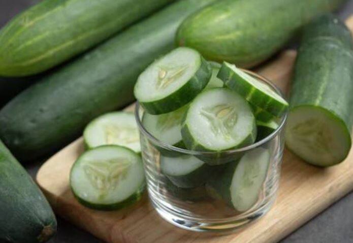 ਖੀਰੇ ਵਿੱਚ ਪਾਣੀ ਦੀ ਮਾਤਰਾ ਜ਼ਿਆਦਾ ਹੁੰਦੀ ਹੈ, ਜੋ ਸਰੀਰ ਵਿੱਚੋਂ ਜ਼ਹਿਰੀਲੇ ਪਦਾਰਥਾਂ ਨੂੰ ਬਾਹਰ ਕੱਢਣ ਵਿੱਚ ਮਦਦ ਕਰਦੀ ਹੈ। ਇਹ ਯੂਰਿਕ ਐਸਿਡ ਨੂੰ ਪਤਲਾ ਕਰਦਾ ਹੈ ਅਤੇ ਗੁਰਦਿਆਂ ਨੂੰ ਸਾਫ਼ ਕਰਨ ਵਿੱਚ ਮਦਦ ਕਰਦਾ ਹੈ। ਸਵੇਰੇ ਖਾਲੀ ਪੇਟ ਤਾਜ਼ੀ ਖੀਰਾ ਖਾਣਾ ਯੂਰਿਕ ਐਸਿਡ ਨੂੰ ਕੰਟਰੋਲ ਕਰਨ ਦਾ ਇੱਕ ਆਸਾਨ ਤਰੀਕਾ ਹੈ।