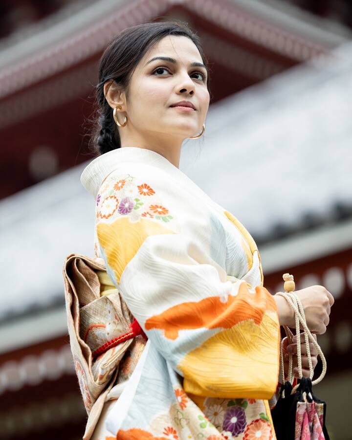 या फोटोंमध्ये आर्याने जपानी स्टाईल कपडे परिधान केले आहेत.