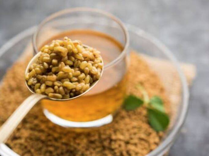 ਮੇਥੀ ਦੇ ਬੀਜ ਸਰੀਰ ਵਿੱਚੋਂ ਸੋਜ ਨੂੰ ਘਟਾਉਣ ਅਤੇ ਜ਼ਹਿਰੀਲੇ ਪਦਾਰਥਾਂ ਨੂੰ ਦੂਰ ਕਰਨ ਵਿੱਚ ਮਦਦ ਕਰਦੇ ਹਨ। ਇਸ ਵਿੱਚ ਮੌਜੂਦ ਐਂਟੀਆਕਸੀਡੈਂਟ ਯੂਰਿਕ ਐਸਿਡ ਦੇ ਪ੍ਰਭਾਵਾਂ ਨੂੰ ਘਟਾਉਂਦੇ ਹਨ। 1 ਚਮਚ ਮੇਥੀ ਦੇ ਬੀਜ ਰਾਤ ਭਰ ਪਾਣੀ ਵਿੱਚ ਭਿਓ ਦਿਓ ਅਤੇ ਸਵੇਰੇ ਖਾਲੀ ਪੇਟ ਚਬਾਓ।