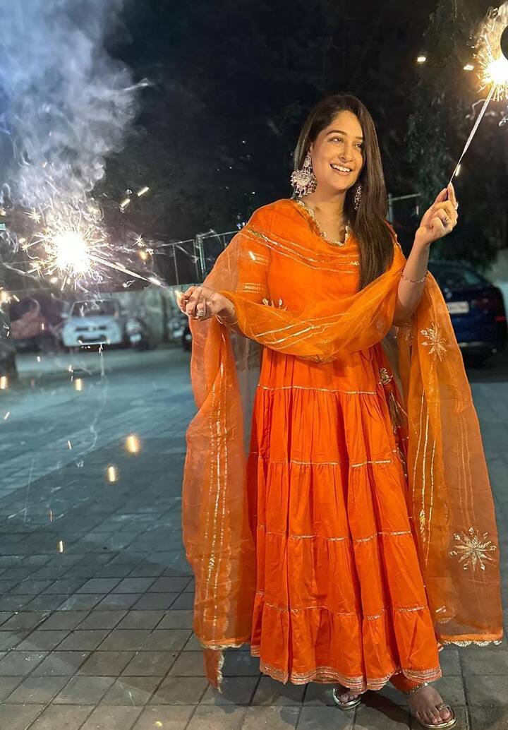 दीपिका कक्कड़ 2010 में टीवी सीरियल 'भरे तेरे नैना देवी' से टीवी इंडस्ट्री में कदम रखा, जिसमें उन्होंने लक्ष्मी का रोल किया था. फिर 2011 में वो सीरियल 'अगले जन्म मोहे बिटिया ही कीजो' में नजर आई थीं.