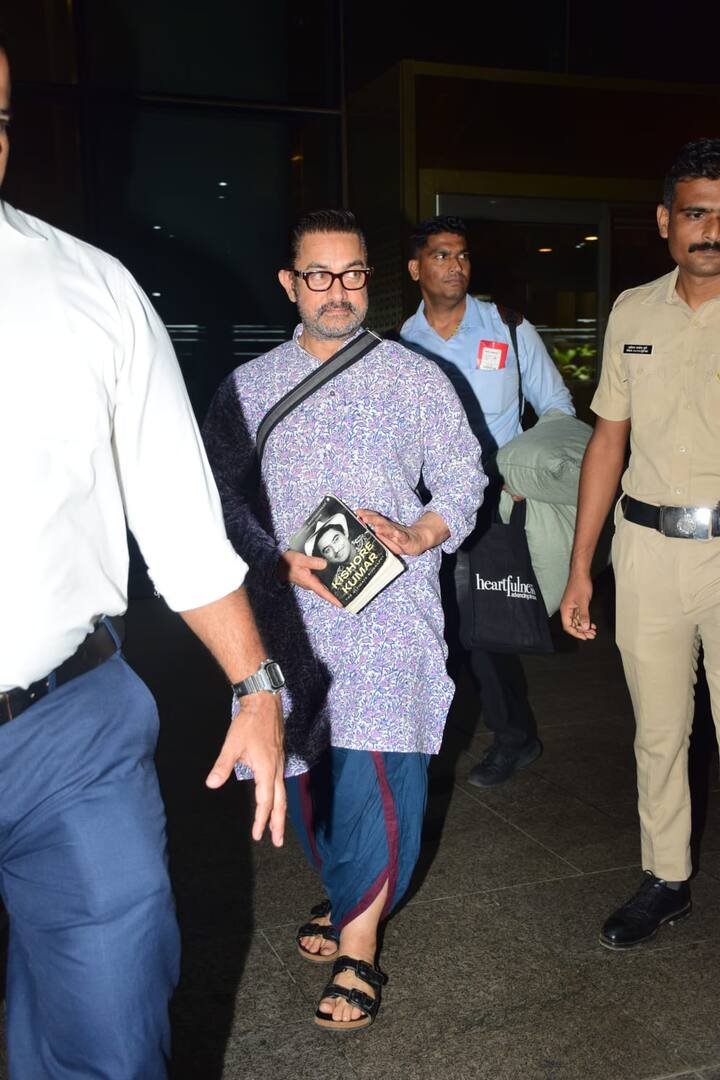 आमिर खान के एयरपोर्ट लुक की बात करें तो सुपरस्टार ने लाइट ब्लू कलर के कुर्ते के साथ डार्क ब्लू कलर की धोती पैंट पहनी हुई थी.