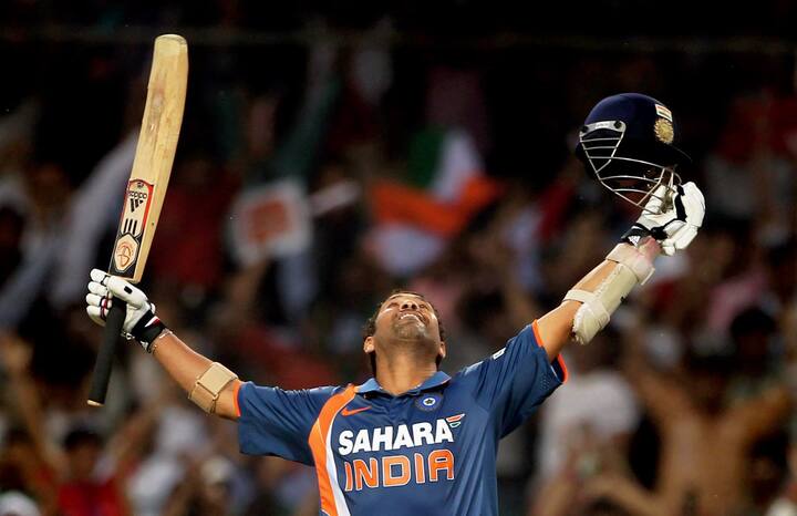 सचिन ने शारजाह के ही मैदान पर साल 1998 में ताबड़तोड़ पारी खेली थी. सचिन ने ऑस्ट्रेलिया के खिलाफ 131 गेंदों में 143 रनों की पारी खेली थी. जो कि ‘डिजर्ट स्टॉर्म’ के नाम से फेमस हुआ.