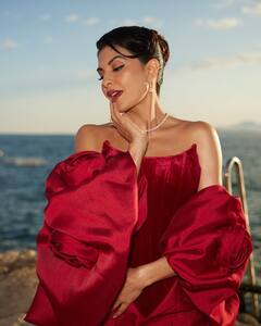 Jacqueliene Fernandez At Cannes: કાન્સમાં જૈકલીન ફર્નાન્ડિસનો ગ્લેમરસ રેડ લૂક, જુઓ શાનદાર તસવીરો