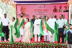 PHOTO: बिहार में पिंक बस शुरू, CM ने दिखाई हरी झंडी, अभी पुरुष ही चलाएंगे, कंडक्टर होंगी महिलाएं