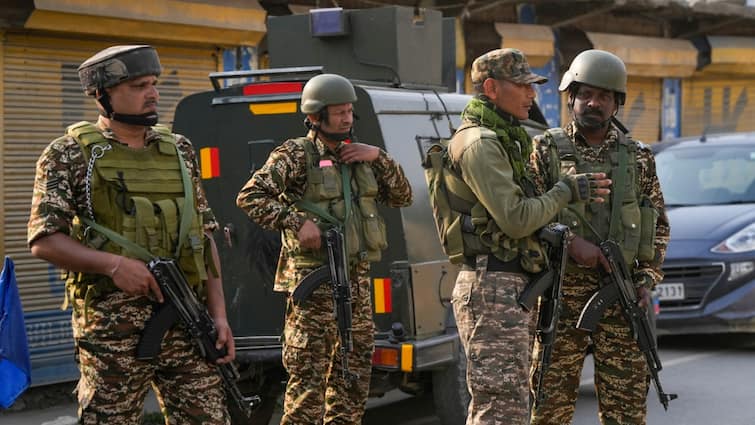 Jammu Kashmir police arrest Lashkar-e-Taiba three terrorist associates ANN जम्मू-कश्मीर पुलिस ने लश्कर-ए-तैयबा को दिया बड़ा झटका, भारत-पाक तनाव के बीच एक्शन