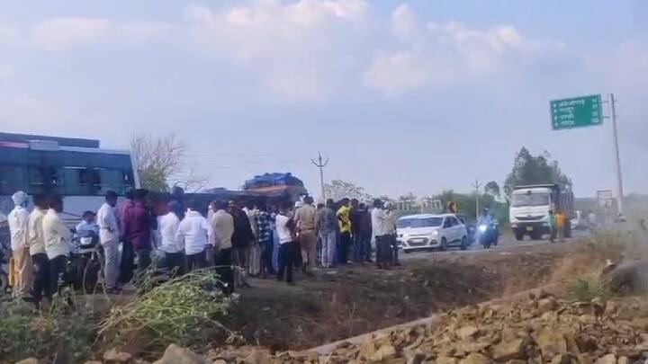 अपघातातील जखमींवर केज व अंबाजोगाई येथील रुग्णालयात उपचार सुरू आहेत. गाड्यांना धडक दिल्यानंतर पुढे अंबाजोगाईजवळील लोखंडी सावरगाव जवळ हा कंटेनर पलटी झाला आहे.