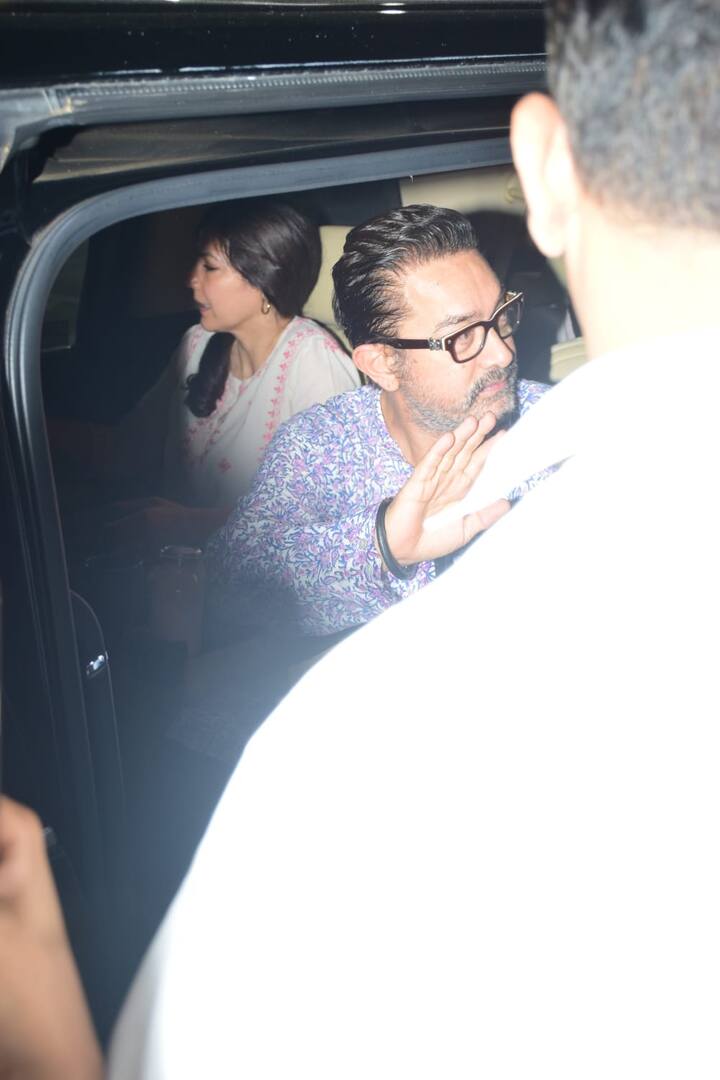 At the same time, Aamir Khan was seen sitting in a car with Gauri and shaking his hand and wave.