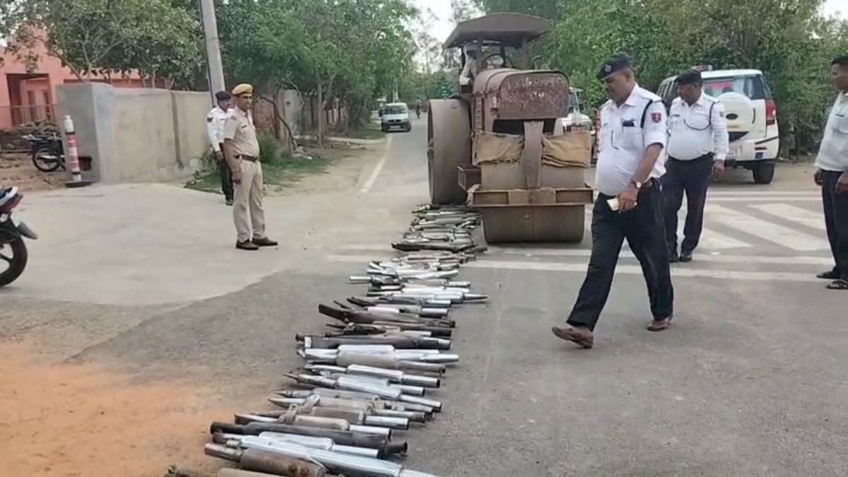 भरतपुर ट्रैफिक पुलिस का एक्शन, दोपहिया वाहनों के साइलेंसर पर चलाया रोलर