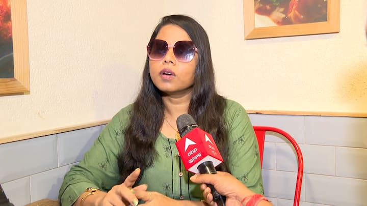 ঝুমার দাবি, অফিসে একজনের সঙ্গে সম্পর্ক তৈরি হয়েছিল। সেটা সৃঞ্জয় জানতে পারে। বলেছিল যেন বাড়িতে না আসে, যোগাযোগ না রাখে। তা সত্ত্বেও সে তার বাড়িতে এসে থাকছিল।