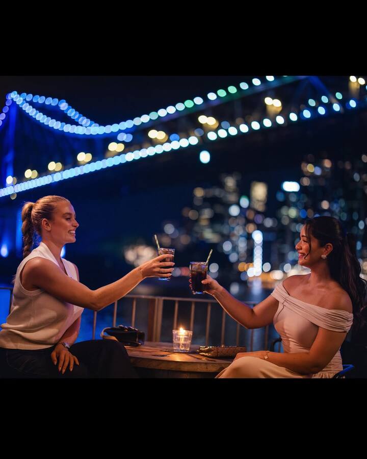 तो वहीं दूसरीं तस्वीरों में सारा स्पोर्ट्स प्रेजेंटर ग्रेस हायडन के साथ डिनर इंजॉय करती हुई दिख रही हैं.