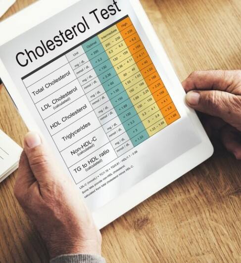 ਰਿਸਰਚਾਂ ਅਤੇ ਮੈਡੀਕਲ ਰਿਪੋਰਟਾਂ ਅਨੁਸਾਰ, ਤੁਹਾਡੇ ਪੈਰਾਂ ਵਿੱਚ ਨਜ਼ਰ ਆਉਣ ਵਾਲੇ ਕੁਝ ਸੰਕੇਤ ਇਹ ਦਰਸਾਉਂਦੇ ਹਨ ਕਿ ਤੁਹਾਡੀਆਂ ਆਰਟਰੀਜ਼ ਵਿੱਚ ਕੋਲੈਸਟਰੌਲ ਦੀ ਮਾਤਰਾ ਬਹੁਤ ਜ਼ਿਆਦਾ ਹੋ ਚੁੱਕੀ ਹੈ। ਕੋਲੈਸਟਰੌਲ ਵਧਣ ਨਾਲ ਦਿਲ ਦੇ ਦੌਰੇ (ਹਾਰਟ ਅਟੈਕ) ਦਾ ਖਤਰਾ ਵੀ ਕਾਫ਼ੀ ਵਧ ਜਾਂਦਾ ਹੈ।